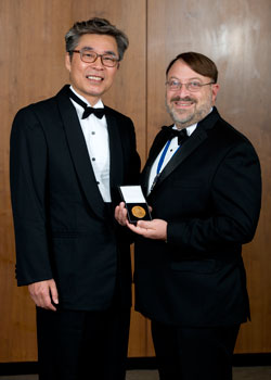 Prof Jeom Kee Paik (left) with Mr. Bruce Rosenblatt, President of the Royal Institution of Naval Architects